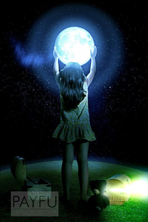 petite fille tenant la lune entre ses mains et le soleil rangé dans une boîte